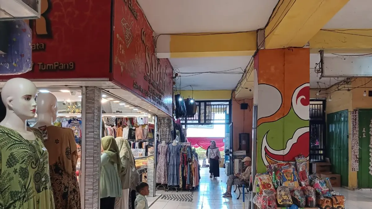 SEDOT WISATAWAN: Pedagang menyediakan berbagai model baju di Pasar Tumpang beberapa waktu lalu.