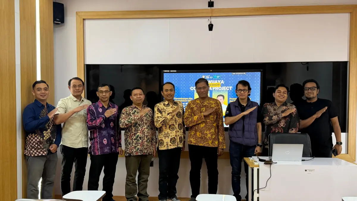 SEMANGAT: Dekan FIB UB bersama Tim Brawijaya Corpora Project.