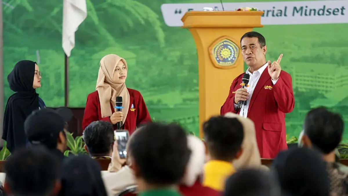 STUDENTPRENEUR BOOTCAMP 2026: Menteri Pertanian RI Andi Amran Sulaiman (kanan) berinteraksi dengan dua mahasiswi di sela-sela menyampaikan keynote speech di UMM, kemarin.