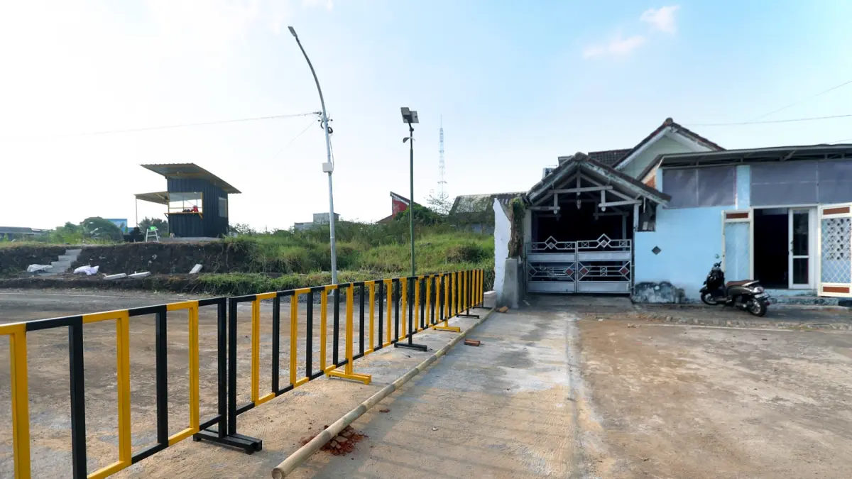 TAK DIBUKA TERUS: Jalan tembus Griyashanta ditutup portal untuk sementara waktu mulai kemarin. (Darmono/Radar Malang)