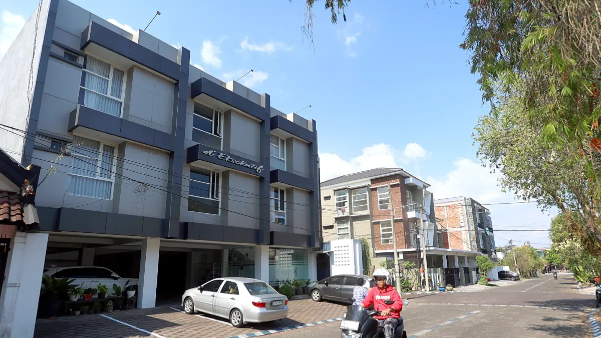 FASILITAS LENGKAP: Seorang pengendara motor melewati deretan kos premium di kawsan Soekarno-Hatta, Kota Malang (Darmono/Radar Malang).