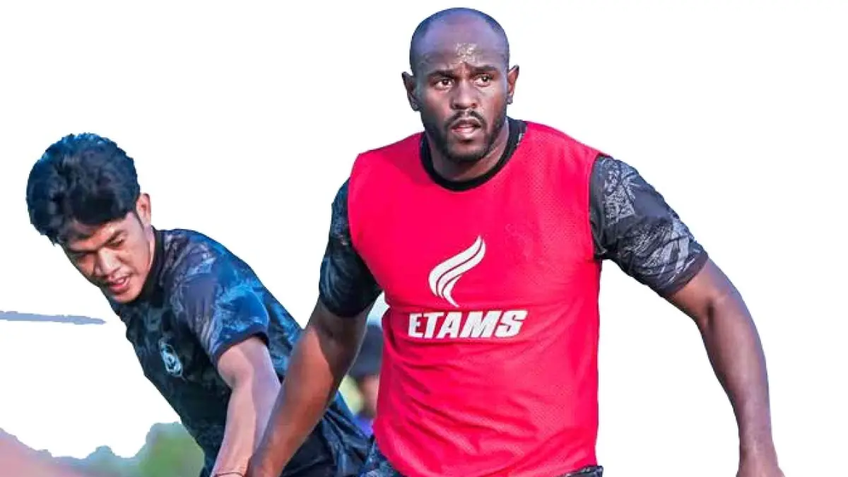 FOKUS KEKUA TAN SENDIRI: Joel Vinicius berusaha lepas dari penjagaan Azmiy Azziz dalam sesi latihan di Dreams Football Pitch, Pakis.