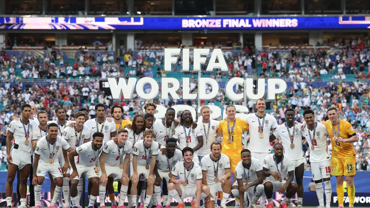 FOTO BERSAMA: Timnas Inggris Meraih Juara Tiga Pertama di Piala Dunia usai Kalahkan Prancis (Sumber: Instagram @england).
