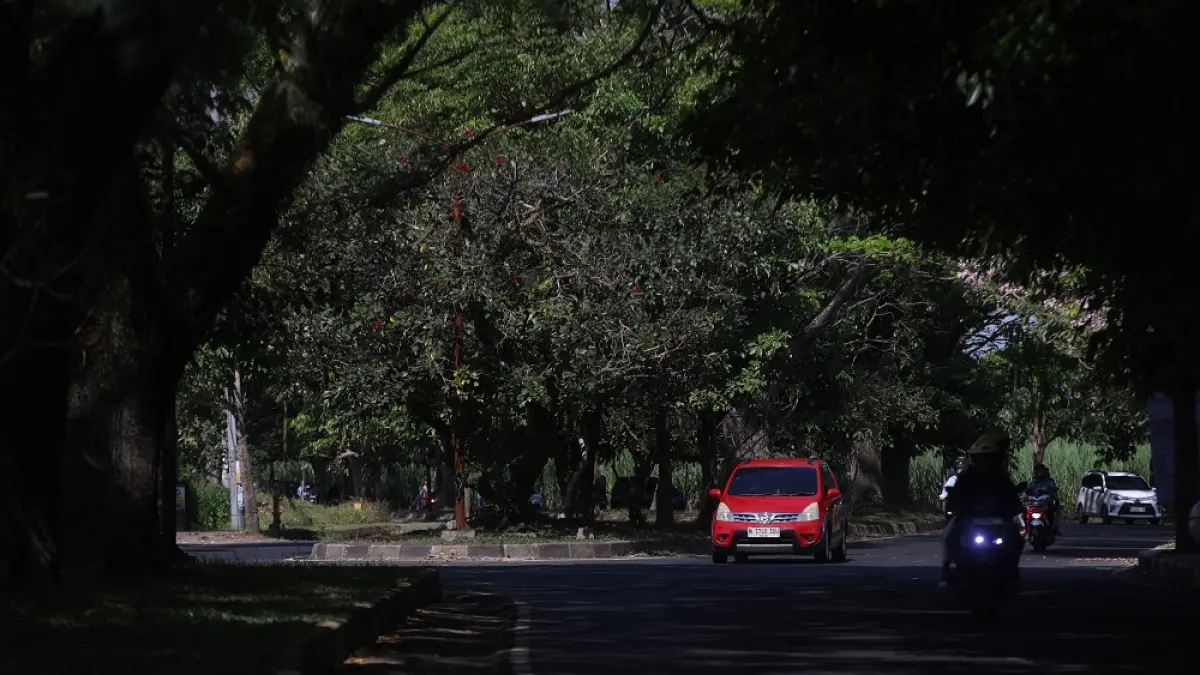 Kendaraan melintasi Jalan Rajasa (Darmono/Radar Malang)