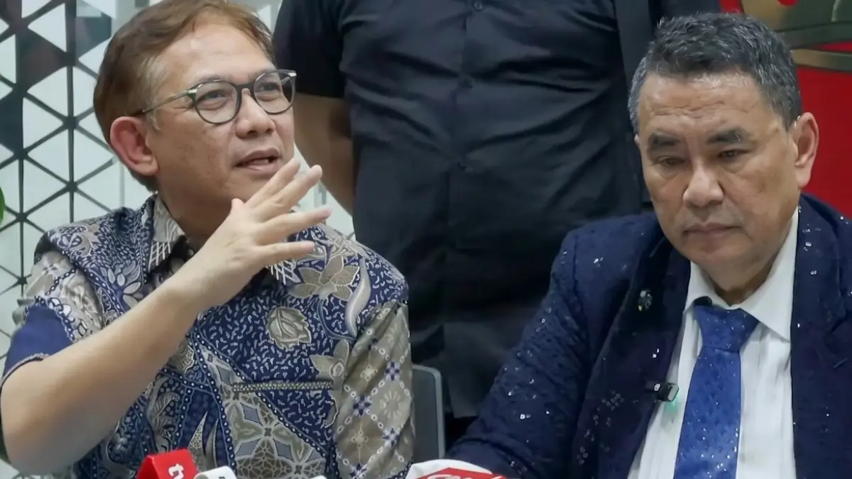 KONFERENSI PERS: Dua Kuasa Hukum Febrie Adriansyah, Massagus Farisi (Kiri) dan Hotman Paris Hutapea (Kanan) Berikan Keterangan usai Pemeriksaan di Kejagung (Sumber: Istimewa).