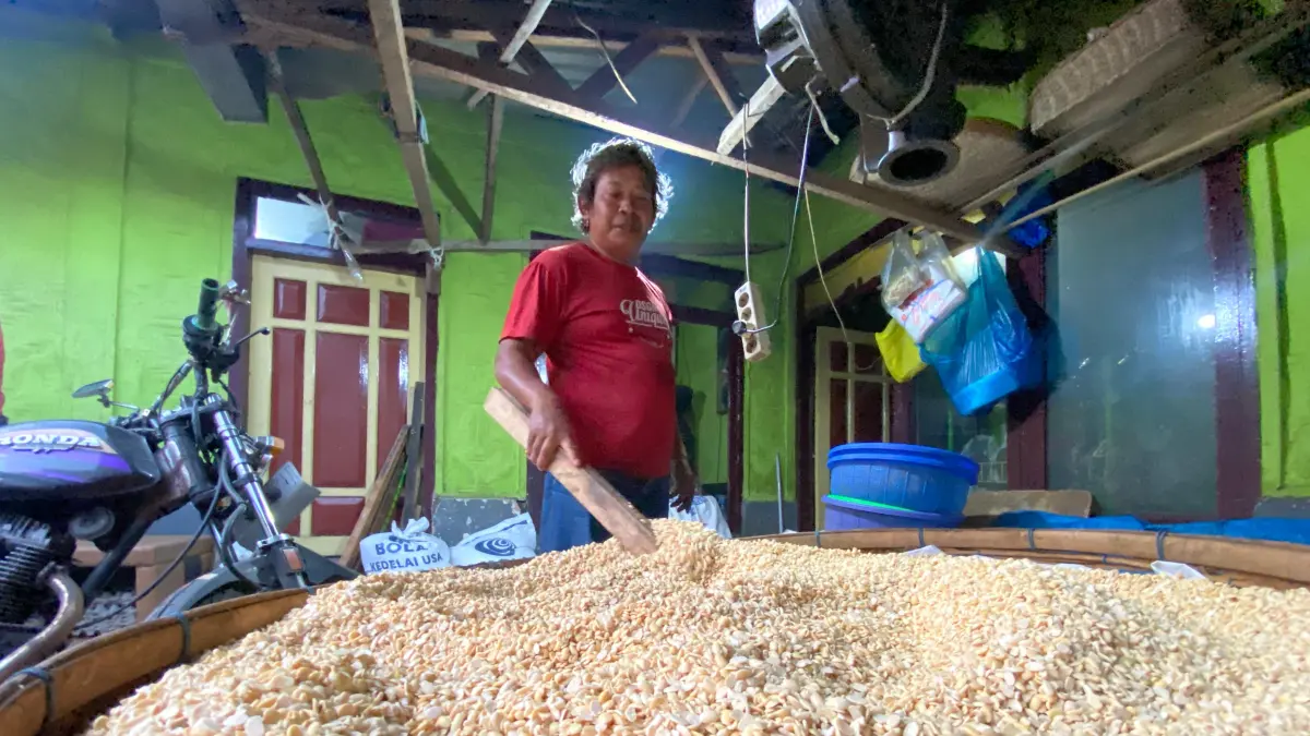 Perajin Tempe di Desa Beji, Kecamatan Junrejo, Kota Batu Terjepit Biaya Produksi (RORI DINANDA BESTARI/RADAR BATU)