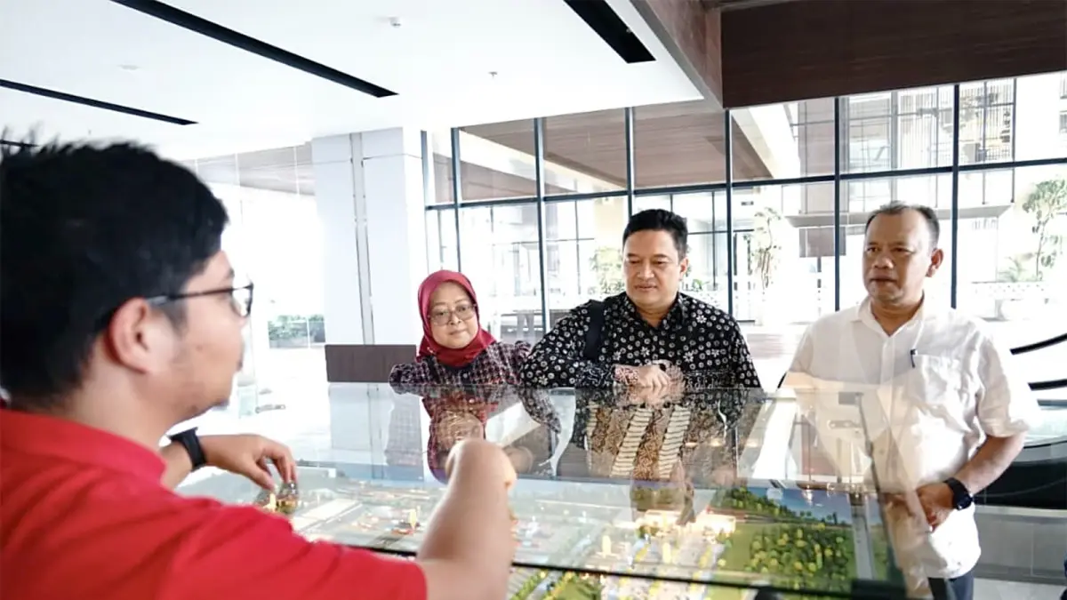 Sekda Kabupaten Malang Budiar Anwar (tengah) melihat maket pembangunan KEK industropolis Batang pekan lalu. (Prokopim Kabupaten Malang for Radar Kanjuruhan)