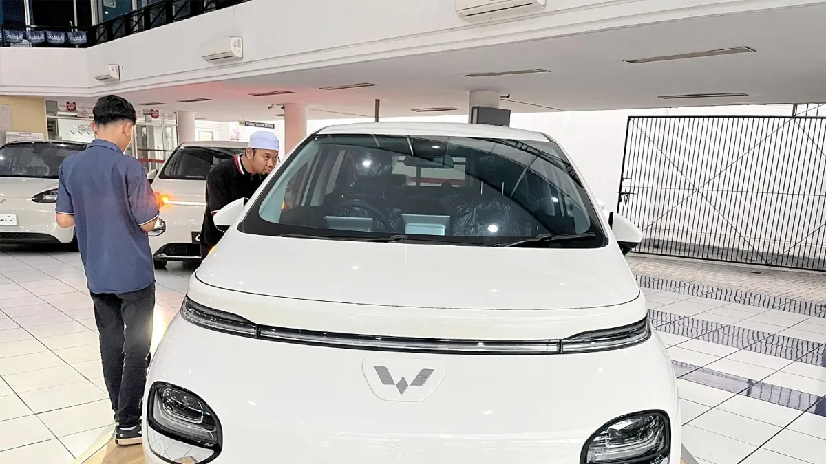 RAMAH LINGKUNGAN: Deretan mobil listrik terpajang di Diler Hyundai-Wuling menunggu pembeli kemarin.