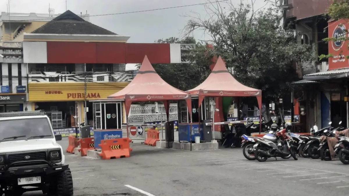 RAWAN KEBOCORAN: Salah satu titik gate parkir di Alun-Alun Kota Batu tak beroperasi. Legislatif dorong pembayaran nontunai untuk optimalisasi retribusi.