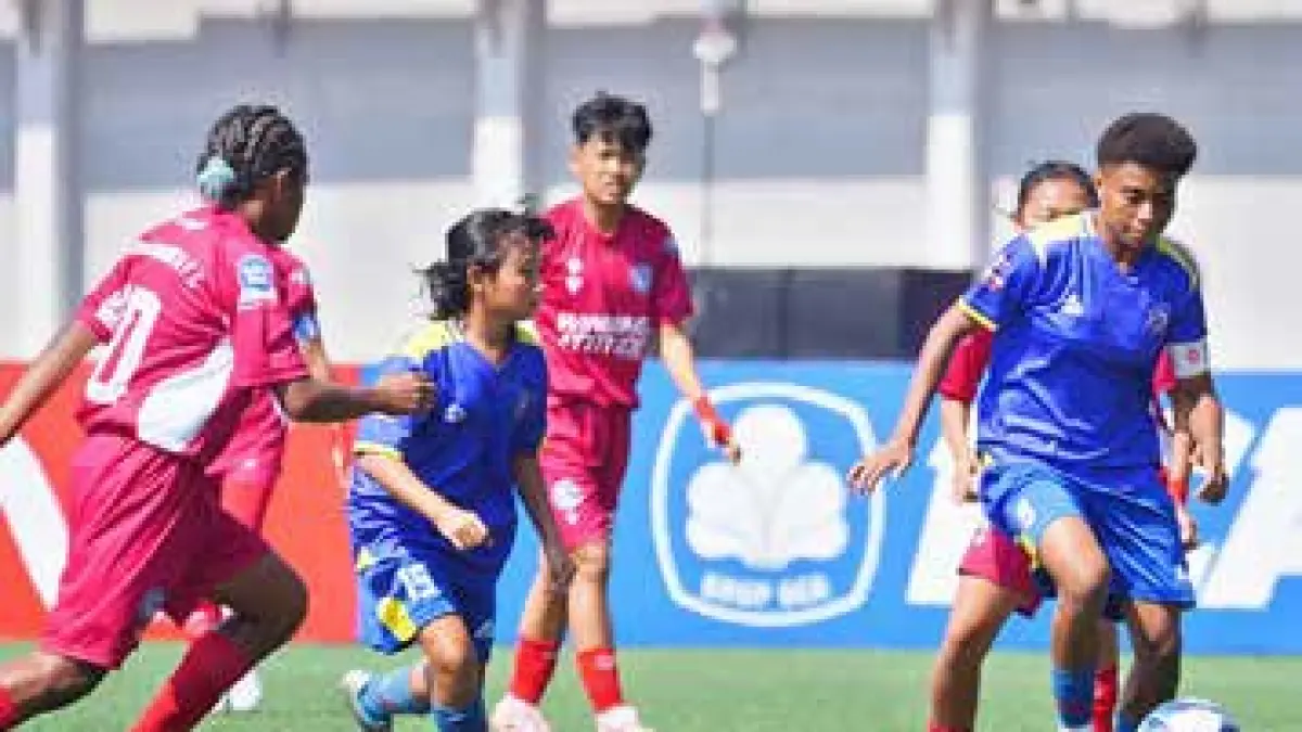 SEMAKIN BERKEMBANG: Kesya Arabela (kanan) berusaha lepas dari penjagaan pemain Putri Surakarta dalam laga di Supersoccer Arena, Kudus, 5 Juli lalu. Kesya salah satu pemain tim asal papua.