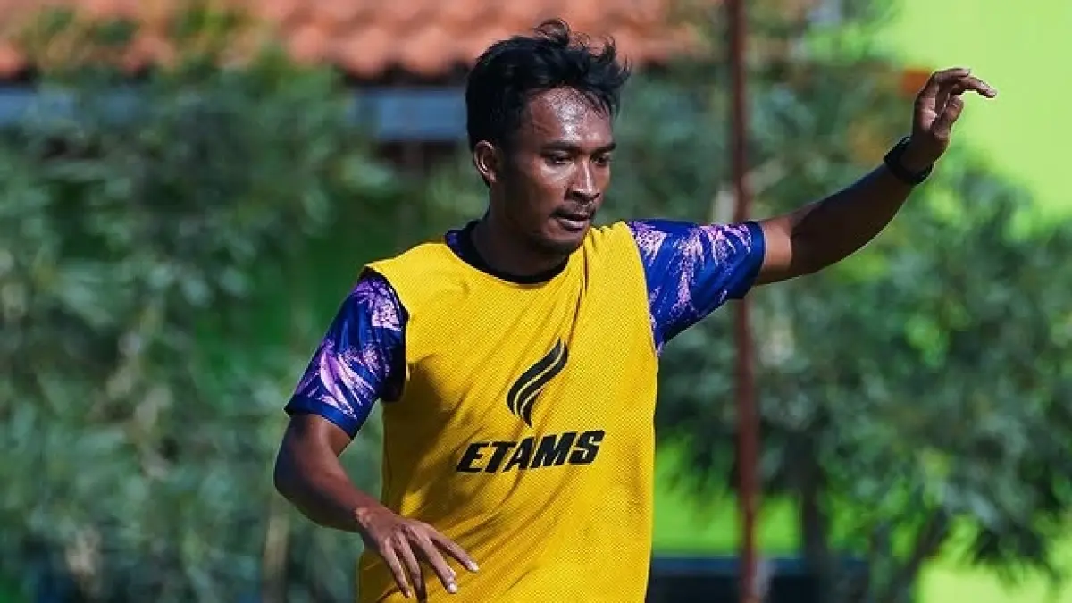 SERBABISA: Pemain baru Arema FC Robi Darwis saat latihan.