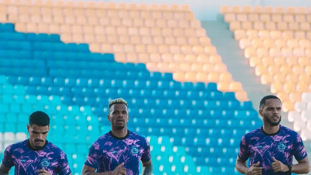 SIAP TAMPIL TAJAM: Dari kiri, Marcos Vinicius, Gustavo Henrique, dan Careca menjalani sesi latihan di Stadion Kanjuruhan pada Jumat lalu (17/7).