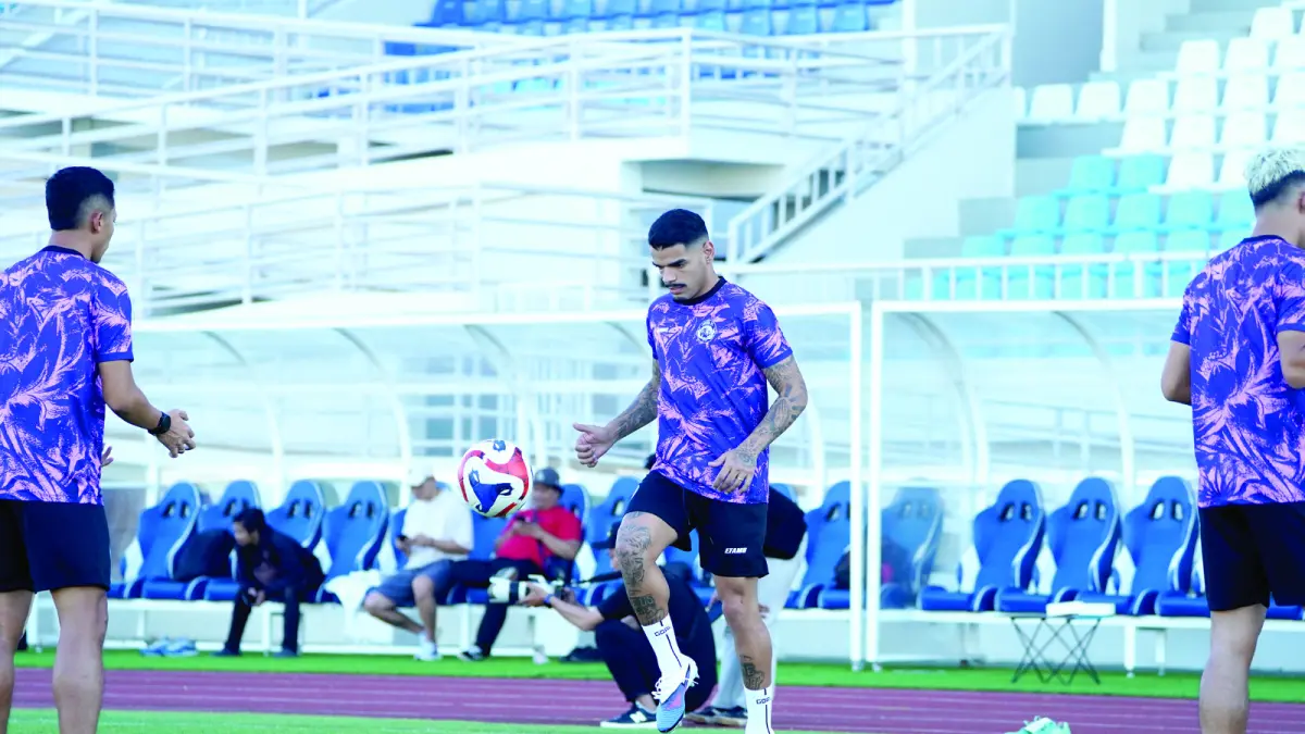 TERTARIK TARGET TIM: Marcos Vinicius mengontrol bola dalam sesi latihan di Stadion Kanjuruhan, beberapa waktu lalu.