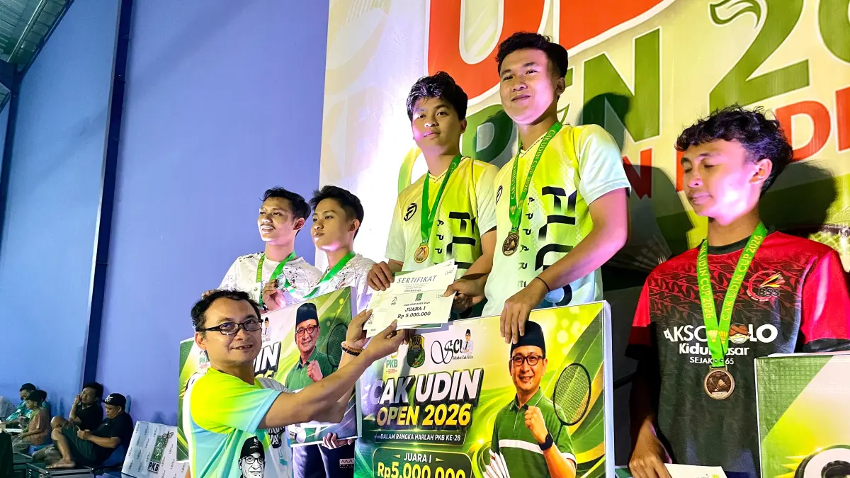 UNGGUL: Penyerahan juara dalam turnamen bulutangkis Cak Udin Open 2026.