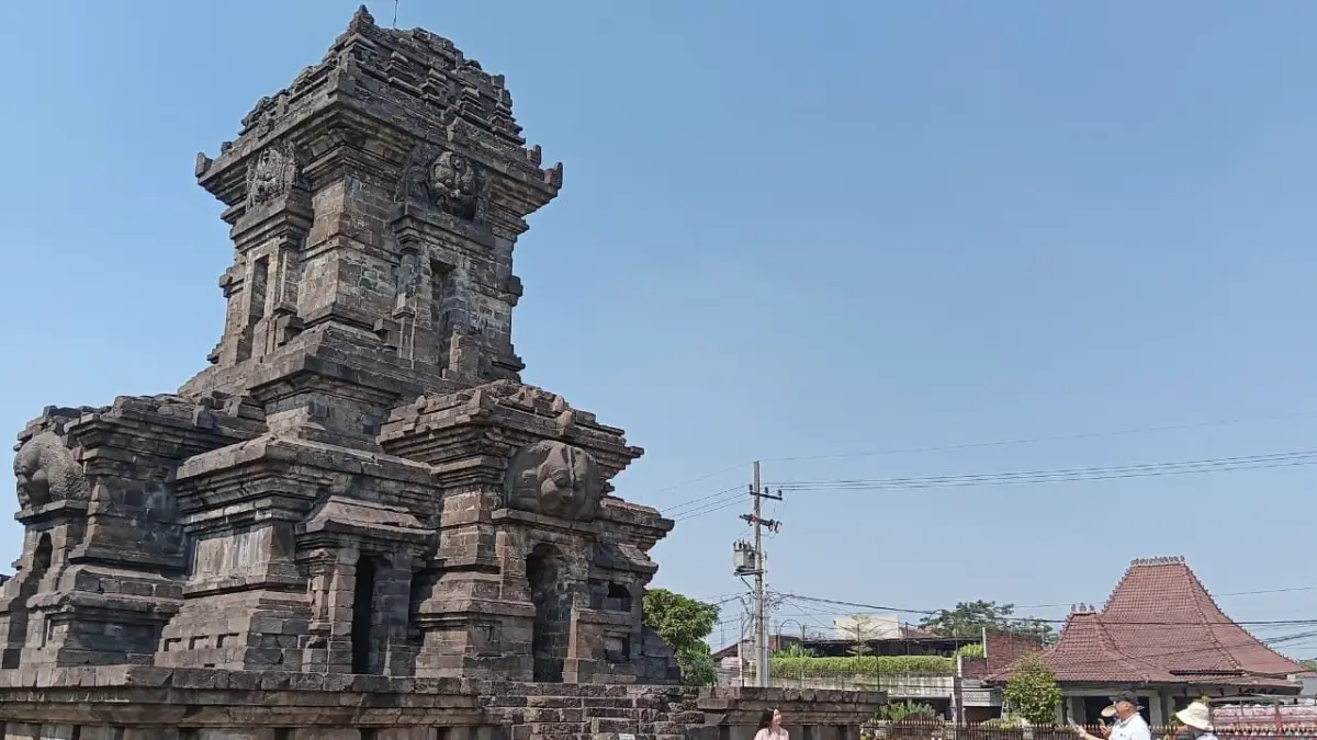 WISATA SEJARAH: Wisatawan menikmati keindahan Candi Singosari, Desa Candirenggo, Kecamatan Singosari kemarin (13/7).