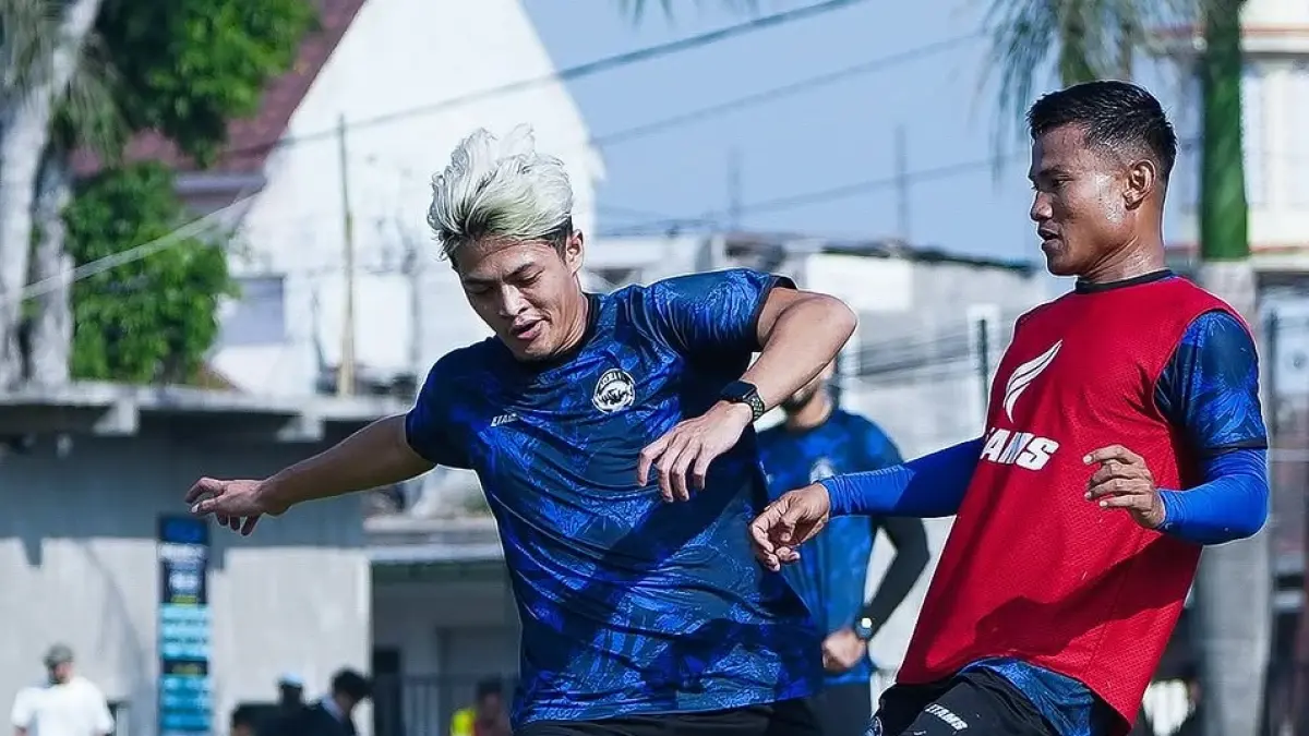 Alfeandra Dewangga (kiri) dan Bayu Setiawan (kanan) berlatih di Dreams Football Pitch, Pakis, 10 Juli lalu. (MO Arema FC)