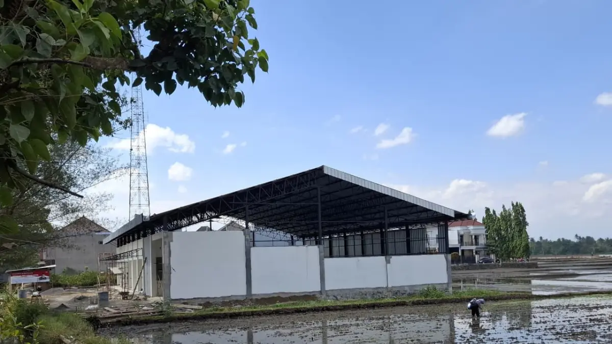 Bangunan gerai Koperasi Merah Putih di Desa Ngadilangkung, Kecamatan Kepanjen masih dalam tahap pembangunan kemarin. (Biyan Mudzaky Hanindito/Radar Malang)