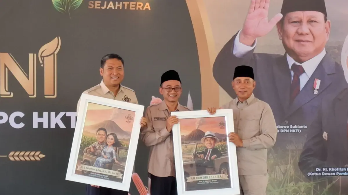 BERSINERGI: Ketua DPC HKTI Kabupaten Malang Makhrus Sholeh (tengah) memberikan cendera mata karikatur kepada Ketua Umum DPN HKTI Sudaryono dan Ketua DPD HKTI Jatim Arum Sabil (kanan) di sela menyalurkan bantuan alsintan.