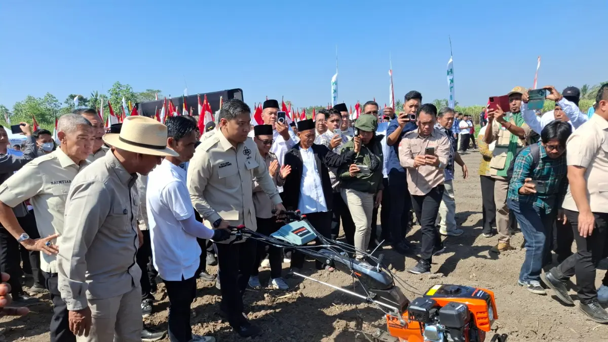 DEMI PERTANIAN: Wamentan RI sekaligus Ketua Umum DPN HKTI Sudaryono menjalankan kultivator yang akan disalurkan ke petani di Desa Pandanmulyo, Kecamatan Tajinan, Jumat lalu (17/7).