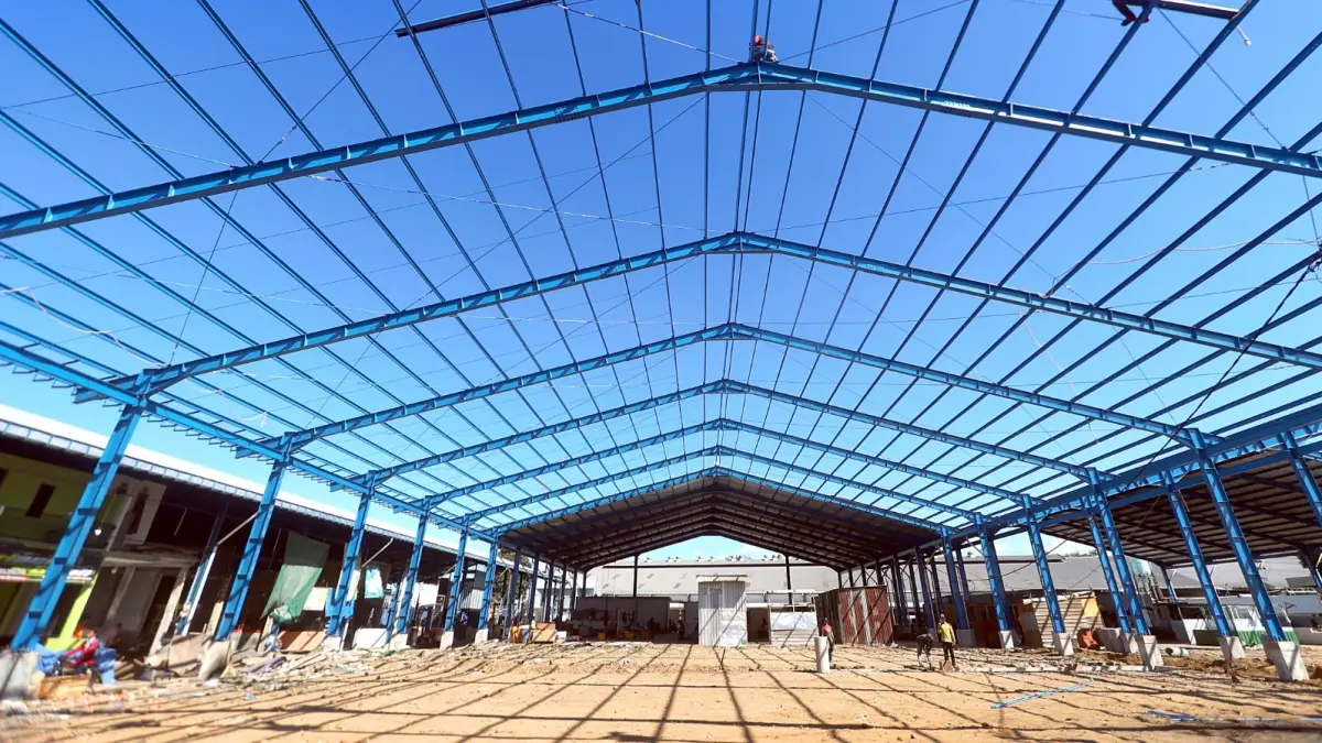 DOKUMEN BELUM JELAS: Pembangunan tempat relokasi pedagang Pasar Gadang terus dilanjutkan, kemarin. Itu menjadi bangunan terakhir yang dibangun untuk menampung pedagang. (Darmono/Radar Malang)