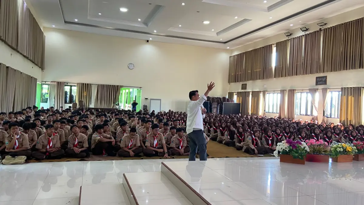 FOKUS: Penyampaian materi Bijak Bermedia Sosial dari tim Jawa Pos Radar Malang pada Jumat (17/7).