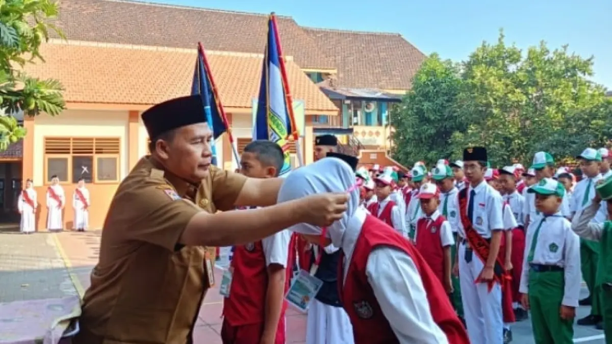 KOMITMEN: Kepala SMPN 1 Bululawang, Suntoro, S.Pd., M.Sc.,M.M.Pd saat upacara pembukaan MPLS.