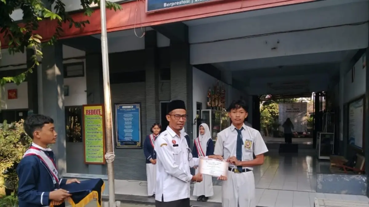 MEMBANGGAKAN: Muhammad Hendra Permana saat menerima penghargaan berkat prestasinya.