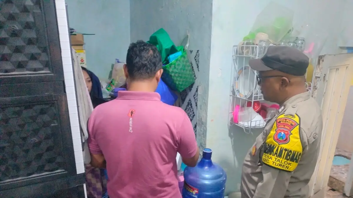 Polisi mendatangi lokasi pencurian. (Humas Polres Malang)