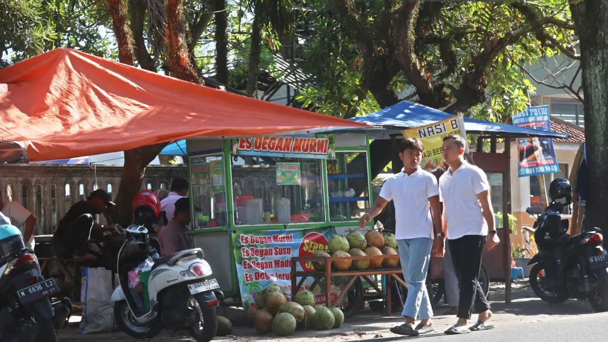 SEGERA DITINDAK: Sejumlah pedagang kaki lima terlihat masih berjualan di Jalan Surabaya, Kota Malang. Menggunakan trotoar jalan untuk gelar dagangan. (Foto:Darmono/Radar Malang)