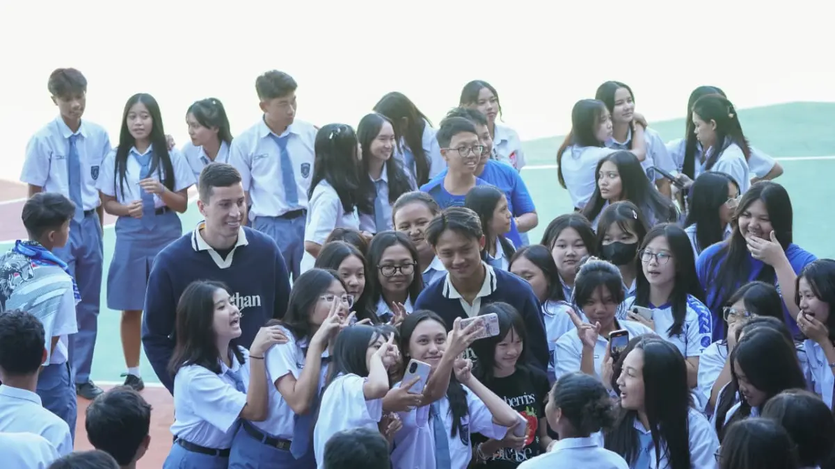 Achmad Maulana dan Diego Landis berkunjung ke SMAK Santa Maria, Kecamatan Klojen, Senin lalu (20/7). (MO Arema FC for Radar Malang)