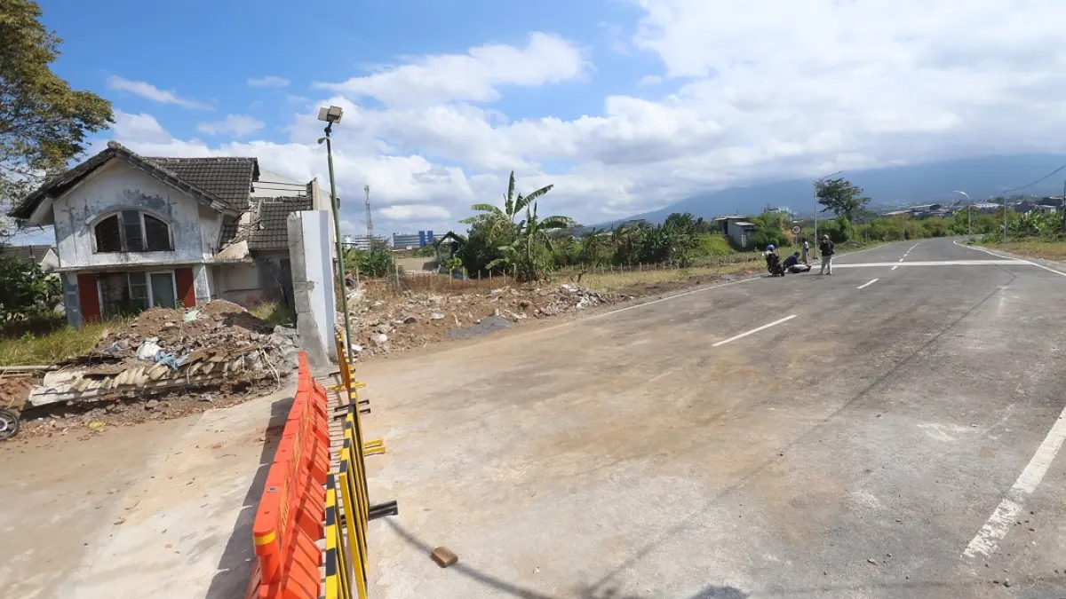 ADA PENOLAKAN: Akses jalan tembus di Perumahan Griyashanta masih ditutup dengan barrier, kemarin. (Darmono/Radar Malang)