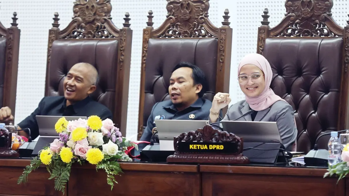 BERI MASUKAN: Ketua DPRD Kota Malang Amithya Ratnanggani Sirraduhita (kanan) bersama Wakil Wali Kota Malang Ali Muthohirin (tengah) mengikuti rapat paripurna, kemarin. (Darmono/Radar Malang) 