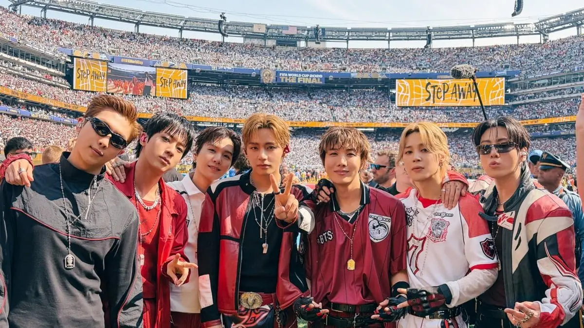 BTS membawakan lagu 
