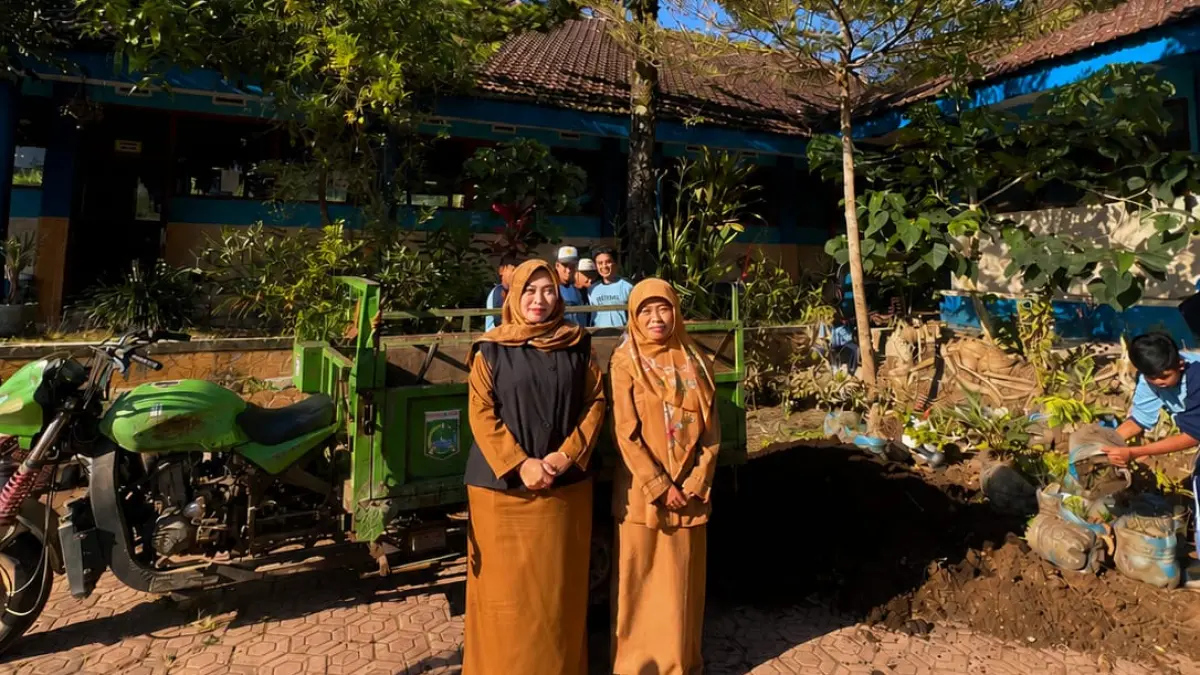 Feni Tulniza, S.Pd, Gr, Guru Informatika SMPN 3 Pujon