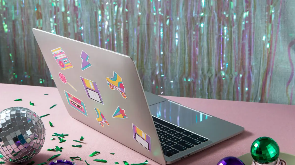 ILUSTRASI Stiker laptop digemari oleh kalangan anak muda. (Magnific)
