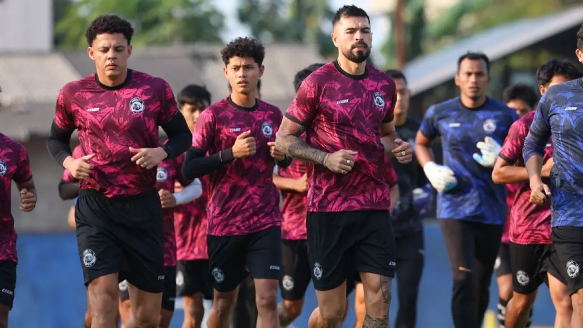 JUARA ADALAH BONUS: Skuad Singo Edan melakukan pemanasan sebelum memulai sesi latihan di Dreams Football Pitch, Pakis. (foto: Darmono/Radar Malang)