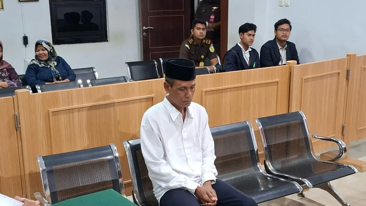 KASUS ASUSILA: Suyitno, 63, warga Kecamatan Bantur menjalani sidang di Pengadilan Negeri (PN) Kepanjen beberapa waktu lalu.

