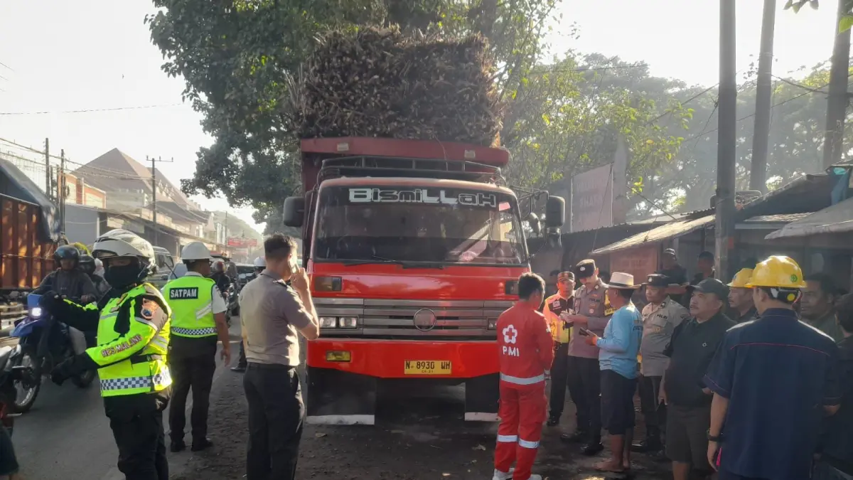 KELUARGA TOLAK OTOPSI: Aparat kepolisian melakukan olah TKP di lokasi meninggalnya korban, Jalan Raya Kebonagung, Pakisaji.
