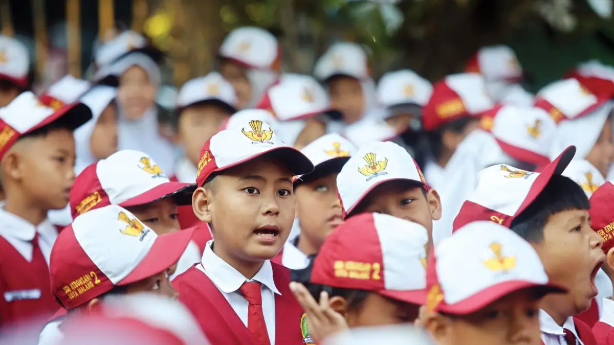 MASIH PENDATAAN: Para pelajar SD Kebonsari 2 berkumpul di halaman sekolah sebelum masuk ke kelas masing-masing, pekan lalu. (Darmono/Radar Malang)