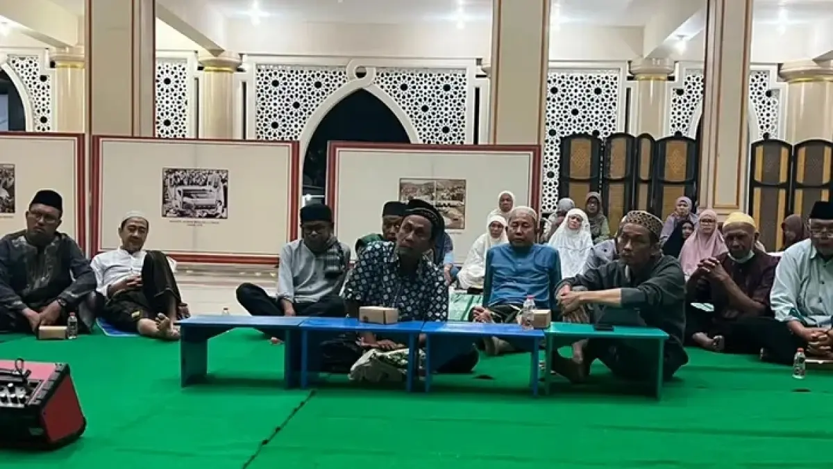 Rapat warga RW 12 Griyashanta membahas penutupan portal utama, Minggu (19/7). (Istimewa)