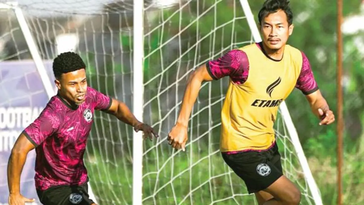 SIAP BERMAIN: Hansamu Yama (kanan) berusaha lepas dari penjagaan Gabriel Silva dalam sesi latihan di Dreams Football Pitch, Pakis, Senin lalu (20/7).