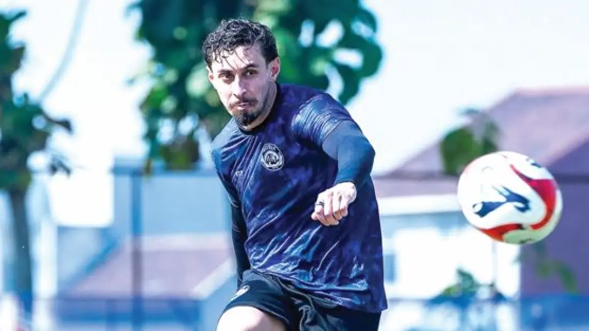 SUKA NOMOR 10: Gelandang Arema FC Gustavo Franca melepaskan umpan dalam sesi latihan di Dreams Football Pitch, Pakis.