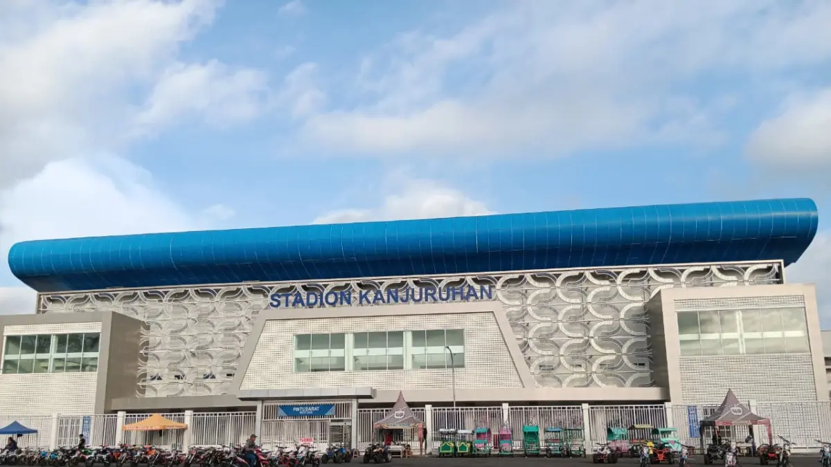 Tampak Stadion Kanjuruhan dari depan. (Indah Mei Yunita/Radar Malang)