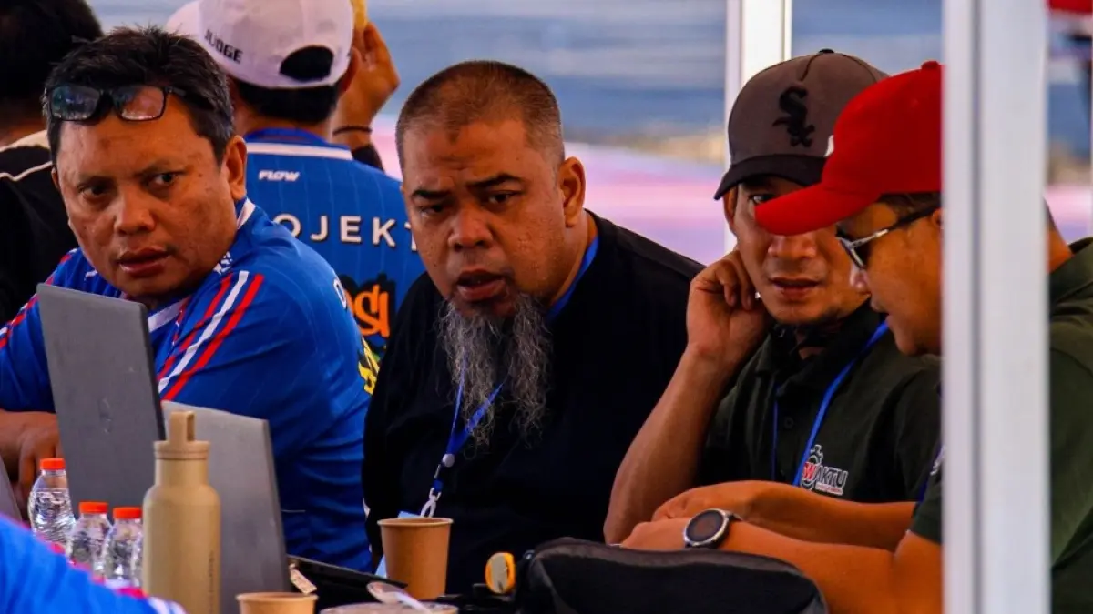 Taufik Hidayat (kiiri) mendampingi juri Jatim Open 2026 menggunakan platform buatannya.(Dokumen Taufik Hidayat)