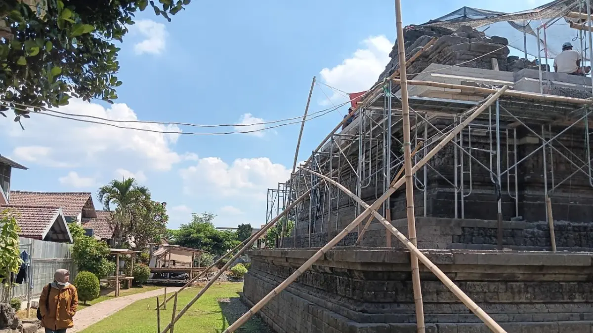 WISATA BUDAYA: Pekerja mengebut pemugaran Candi Jago di Dusun Jago, Desa Tumpang, Kecamatan Tumpang.