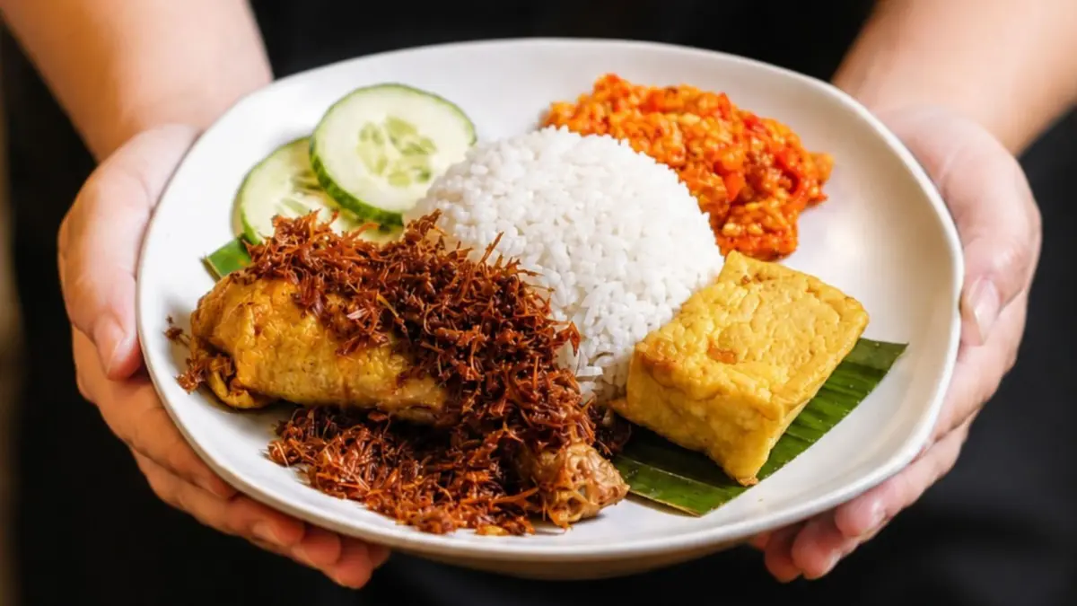Ayam Nelongso masih jadi salah satu pilihan favorit mahasiswa di Malang berkat menu ayam yang terjangkau (Instagram @ayamnelongso)