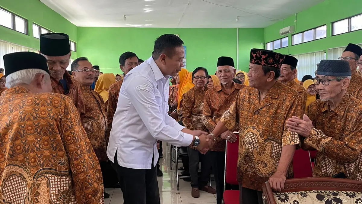 BERI PERHATIAN: Wali Kota Malang Wahyu Hidayat menyalami anggota PWRI Kota Malang di sela-sela perayaan HUT PWRI ke-64 di Kantor Dinas Sosial, kemarin. (Andika Satria Perdana/Radar Malang)