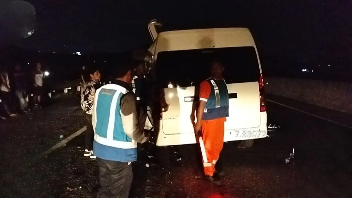 BERJAGA: Petugas mendatangi TKP kecelakaan maut di Tol Malang-Pandaan (22/7).