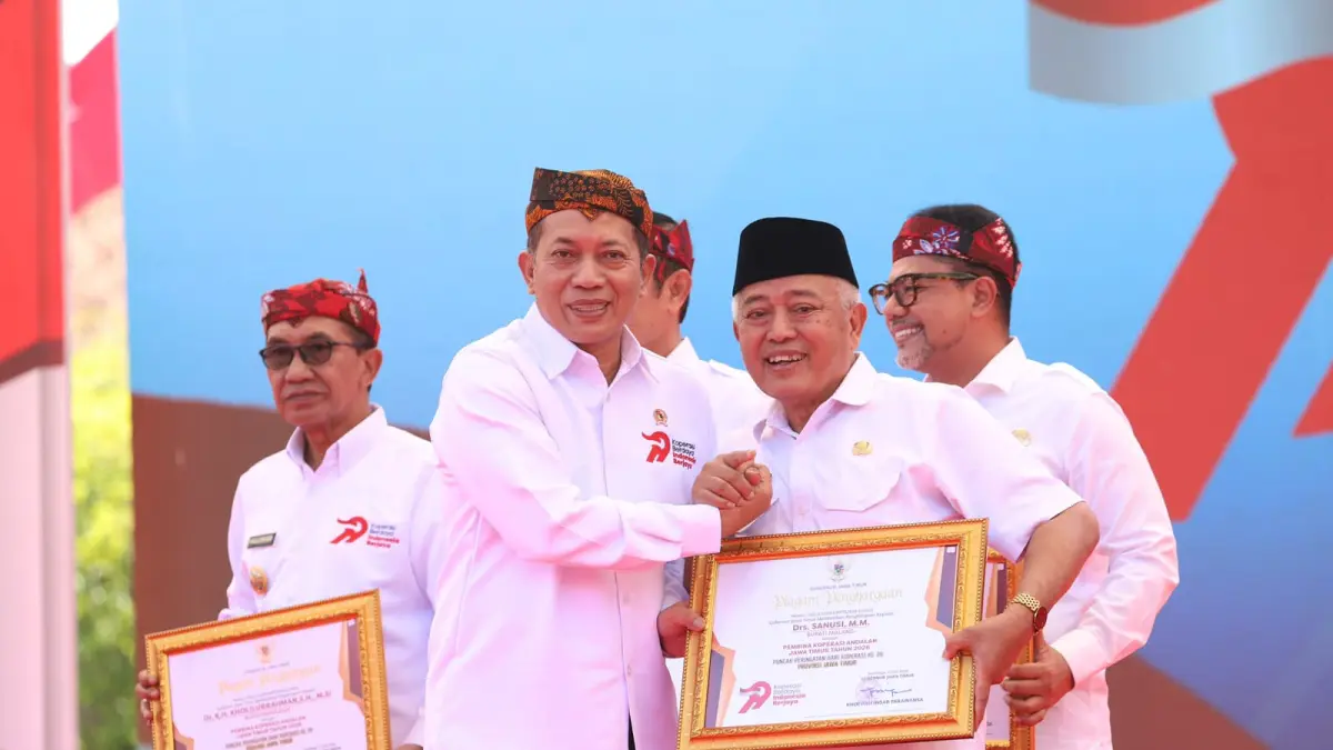 KOMITMEN: Bupati Malang H M. Sanusi raih penghargaan Pembina Koperasi Andalan Jatim 2026 yang diserahkan langsung Menteri Koperasi (Menkop) RI Ferry Juliantono. Foto: Prokopim Kabupaten Malang