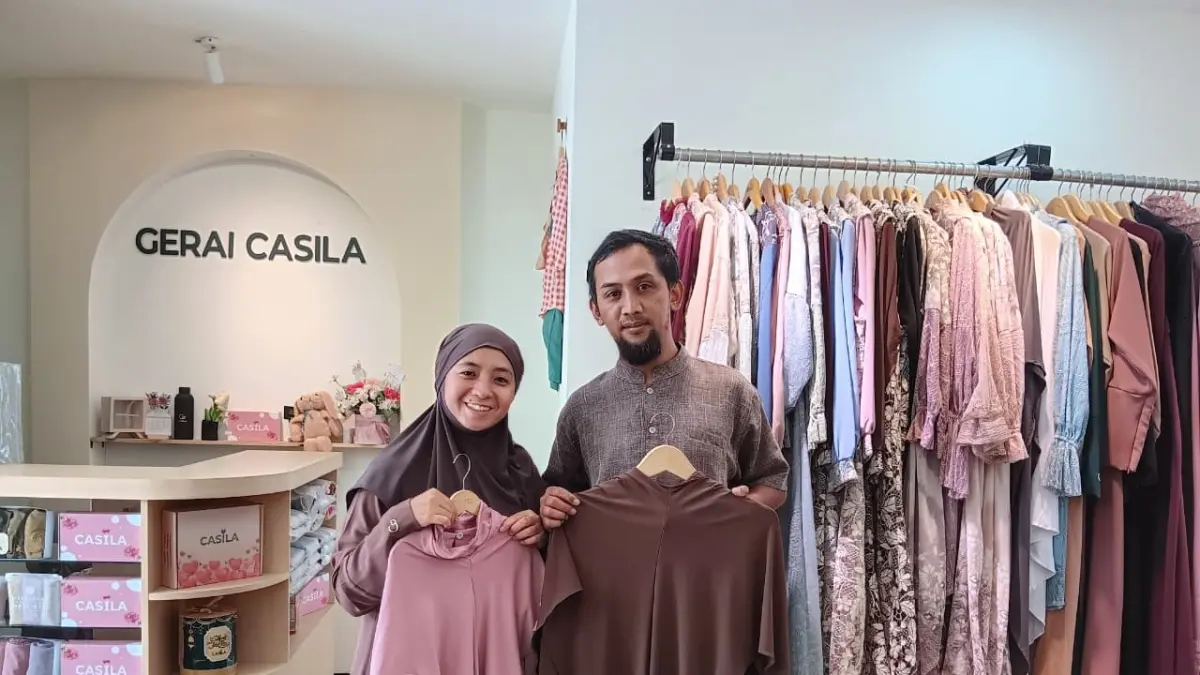 Linda Casila Sakti dan sang suami berada di Gerai Casila Indonesia yang bangkit lewat Shopee. (Indah Mei Yunita/Radar Malang)